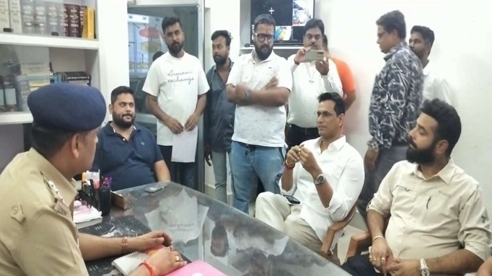 MLA Devendra Yadav : MMS वायरल केस में फिर तेज हुई जांच: विधायक देवेंद्र यादव ने दिया सैंपल, पुलिस पर उठाए सवाल