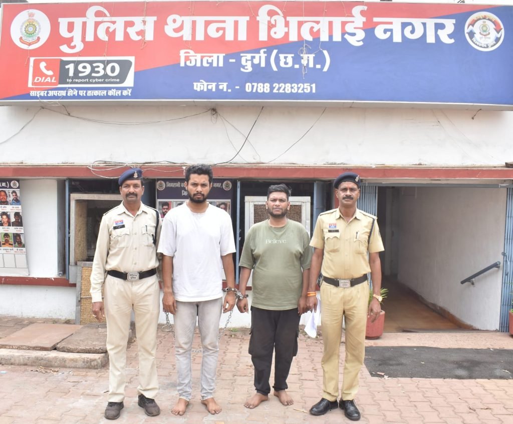CG Crime News:”छत्तीसगढ़ में हाइड्रोपोनिक गांजे की एंट्री, बेचने से पहले ही 2 तस्कर पुलिस के हत्थे चढ़े”