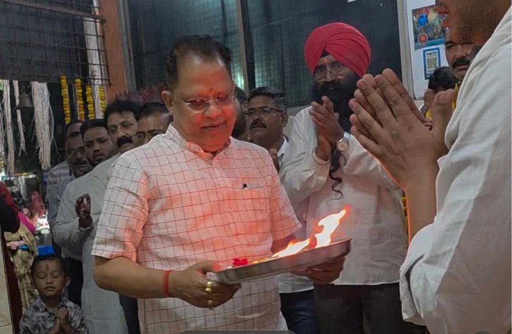 CG News: बजरंगी परिवार द्वारा सुंदरकांड व हनुमान चालीसा महापाठ, विधायक अमर अग्रवाल ने की आरती