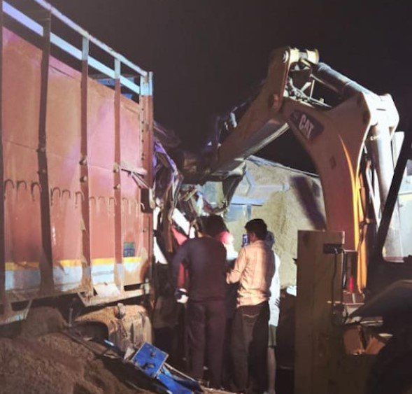 CG ACCIDENT : अभनपुर में भीषण सड़क हादसा, मिनी हाइवा-ट्रक टक्कर में तीन की मौत