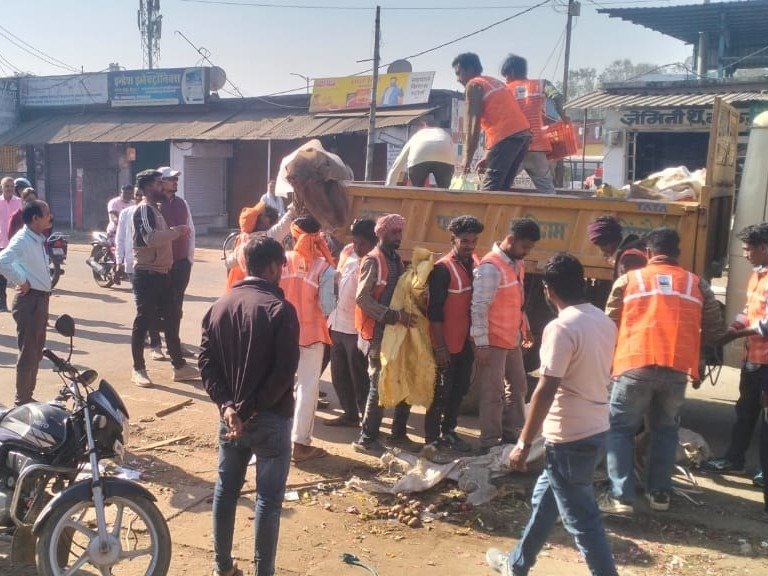 MP News: Singrauli: अतिक्रमण पर नगर निगम की सख्त कार्रवाई, बस स्टैंड और पुरानी मंडी से हटाई गईं दुकानें