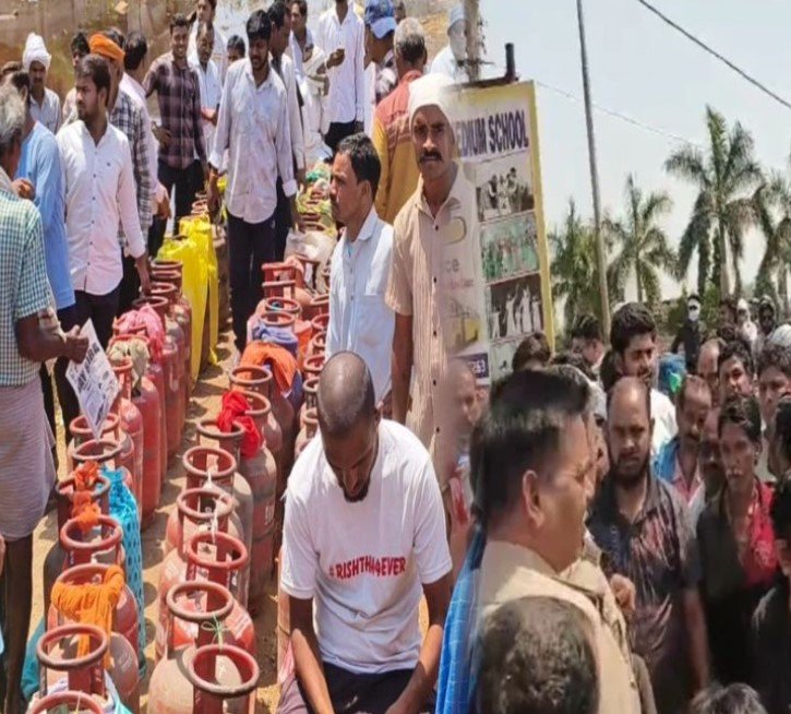 CG NEWS : आरंग में गैस संकट पर फूटा गुस्सा, सिलेंडर नहीं मिलने से ग्रामीणों ने किया चक्काजाम