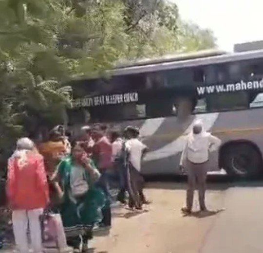 CG NEWS : यात्री बस दुर्घटनाग्रस्त: रायपुर से जा रही बस पेड़ से टकरायी, मौके पर मची चीख पुकार, पुलिस टीम मौके पर…