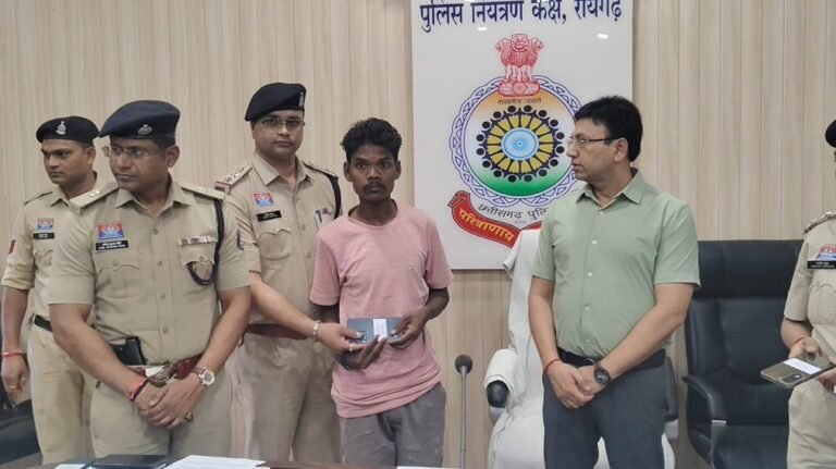 CG NEWS : “लौटी मुस्कान—128 मोबाइल रिकवर, एसएसपी शशि मोहन सिंह ने स्वामियों को सौंपे”