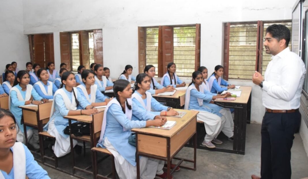 MP News: ‘भविष्य से भेंट’ कार्यक्रम में कलेक्टर ने बच्चों को पढ़ाई और अभ्यास का महत्व समझाया