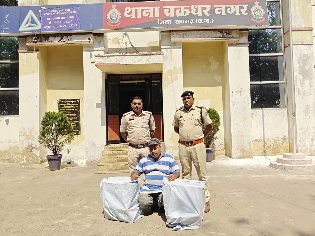 CG NEWS : रायगढ़ पुलिस की कॉपीराइट व ट्रेडमार्क उल्लंघन पर बड़ी कार्रवाई : “महादेव पान मसाला” सेंटर में रेड, नकली सिगरेट का बड़ा जखीरा जब्त