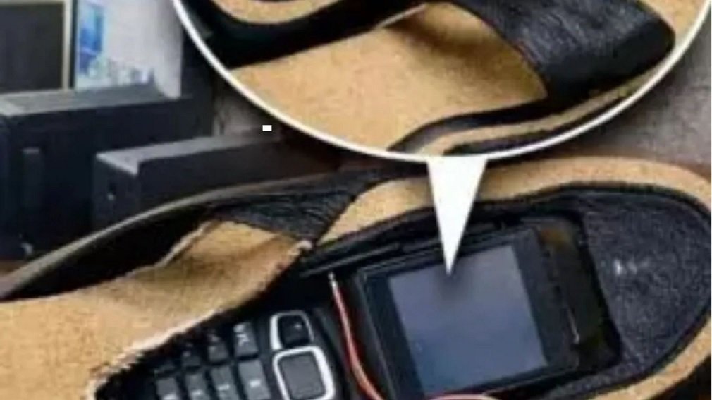 JEE Main : JEE Main में नकल का अनोखा तरीका: चप्पल में छिपाया मोबाइल, गार्ड की सतर्कता से पकड़ा गया छात्र