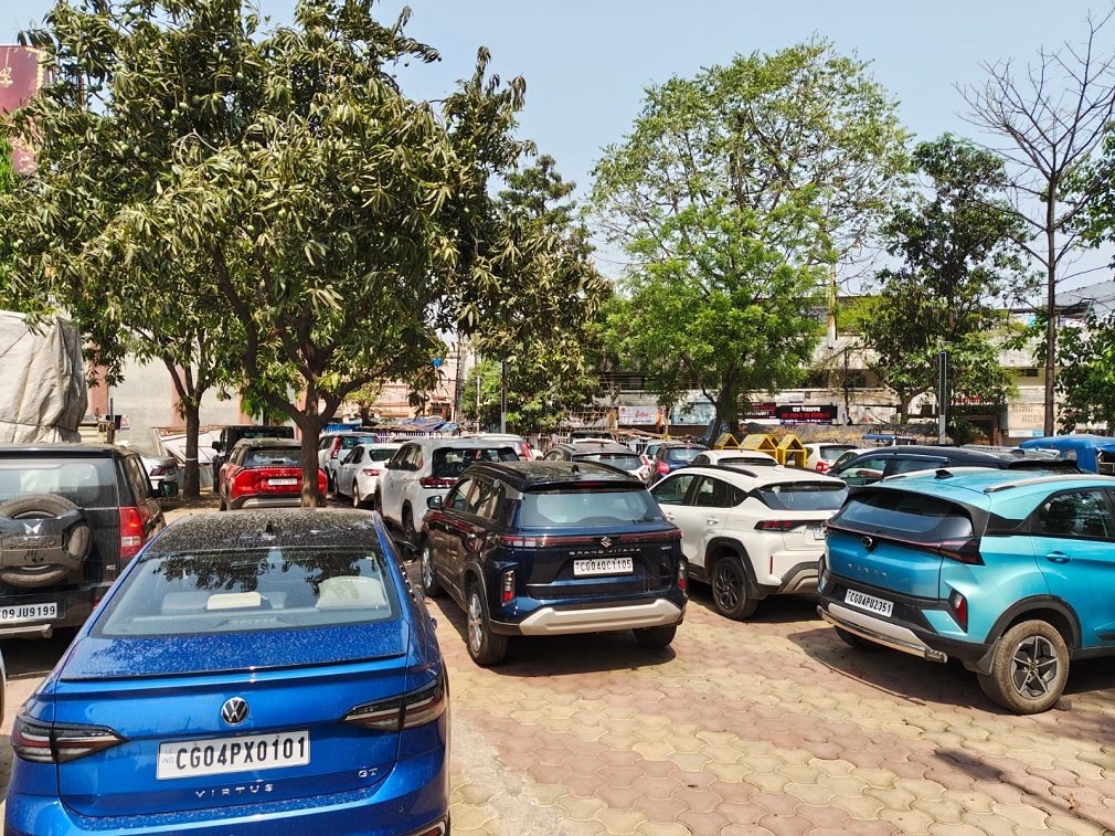 Raipur Crime :रायपुर में शराब पीकर गाड़ी चलाने वालों पर सख्ती, एक रात में 121 चालकों पर कार्रवाई