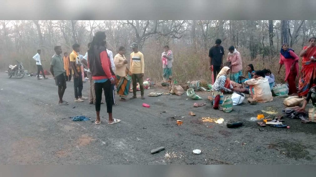 CG NEWS : मजदूरों से भरी पिकअप पलटी, 15 घायल; हालचाल जानने पहुंचे जनप्रतिनिधि