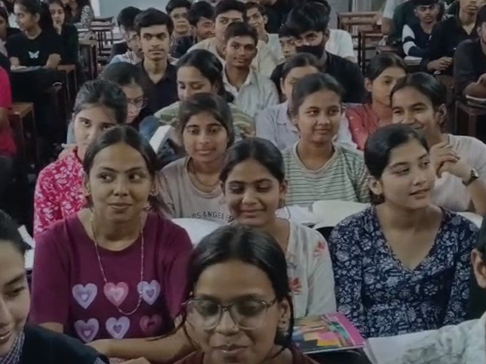 Reva News : शिक्षा इंटरनेशनल हायर सेकेंडरी स्कूल की छात्रा बनी प्रदेश की टॉपर, हासिल की नौवीं रैंक