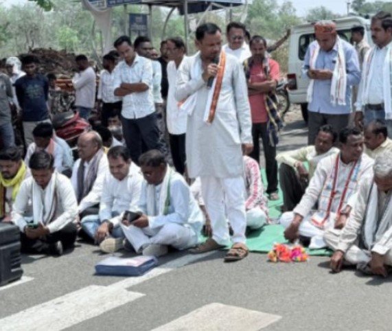 CG NEWS : NH-130 जाम कर कांग्रेस का प्रदर्शन: पुलिया और बैंक शाखा की मांग, विधायक की उग्र आंदोलन की चेतावनी