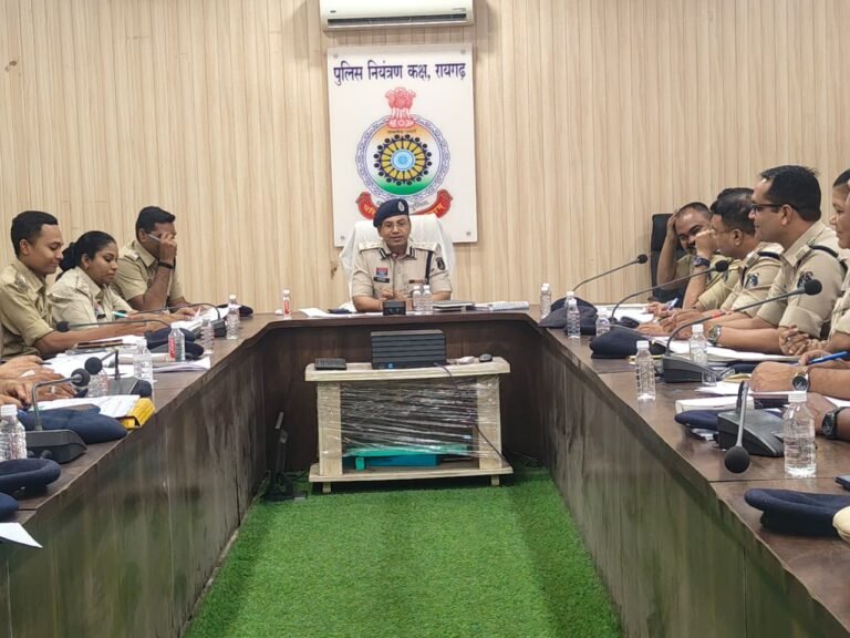 CG NEWS: रायगढ़ में अपराध समीक्षा बैठक: एसएसपी ने दिए सख्त निर्देश, लंबित मामलों पर कार्रवाई तेज करने के आदेश