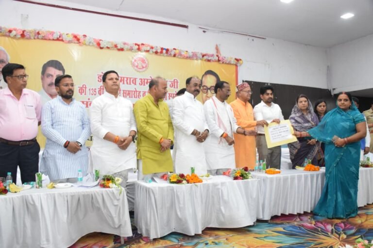 MP News: Singrauli:अंबेडकर जयंती पर बिलौजी में हितग्राही सम्मेलन, 106 सेवाओं के तहत लाभ वितरण