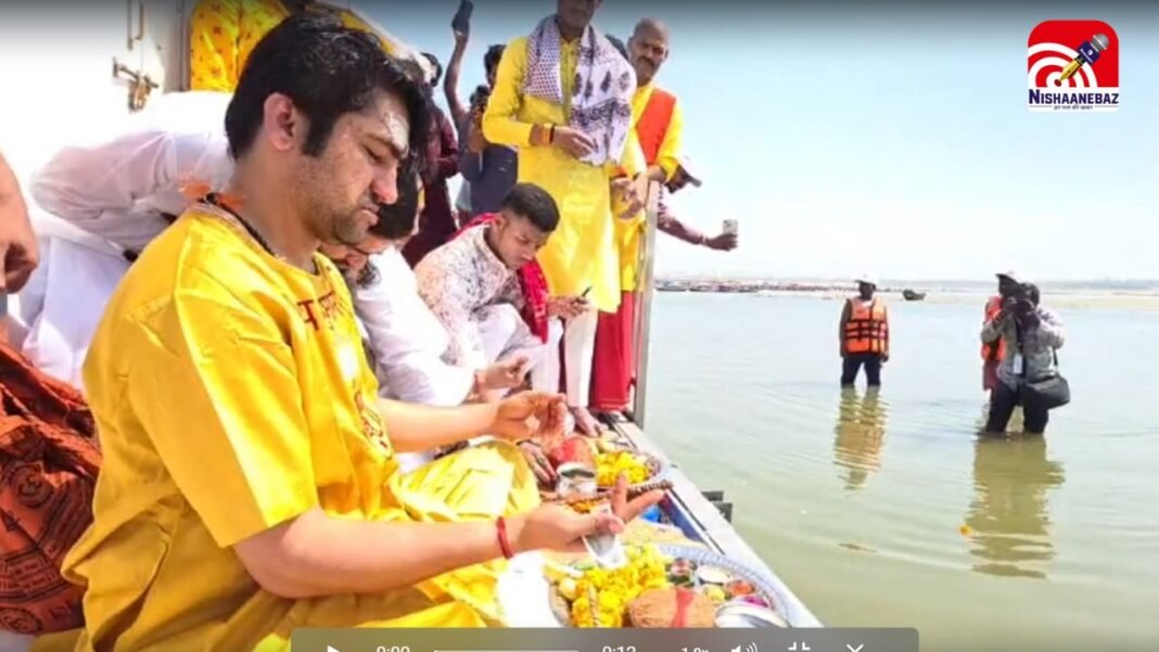 प्रयागराज संगम में बागेश्वर सरकार का स्नान, दिया एकता का संदेश, की जात-पात से ऊपर उठने की अपील