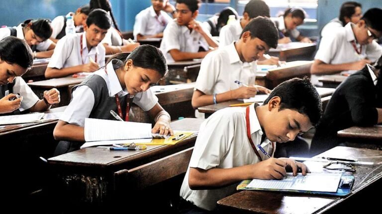 CG Board: CG बोर्ड कॉपियों में ‘इमोशनल अपील’ का ट्रेंड, 33 नंबर के लिए शादी का हवाला, कहीं लिखी हनुमान चालीसा