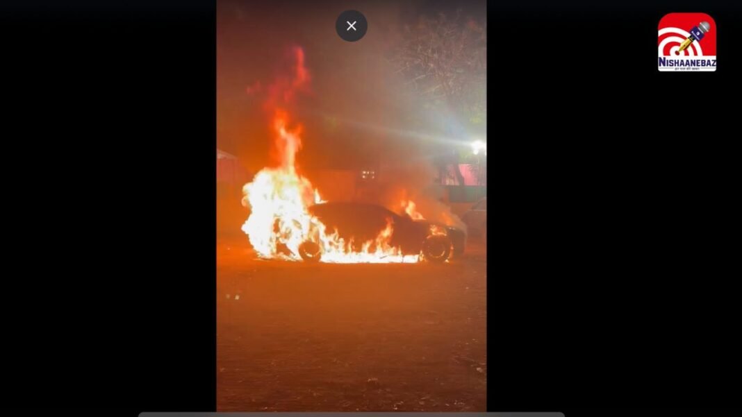 इंदौर में खड़ी मर्सिडीज बनी आग का गोला, तीन बाइक भी चपेट में
