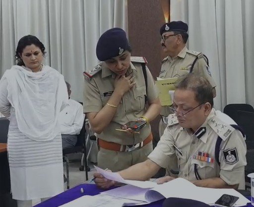 MP Crime: खजराना मंदिर के पुजारी पर पत्नी ने लगाए गंभीर आरोप, मामला दर्ज