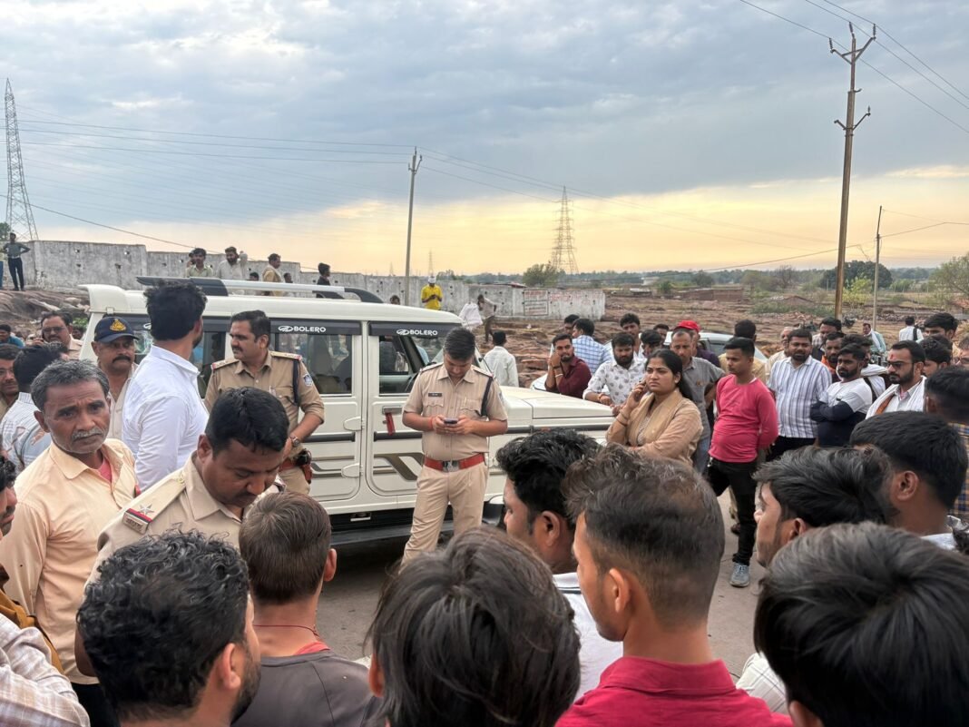 Mp News Breaking: रीवा-सीधी NH 39 पर लंबा जाम, युवक की आत्महत्या के बाद परिजनों ने लगाया प्रताड़ना का आरोप