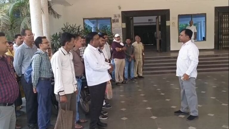 Rewa Collector Surprise Inspection : रीवा कलेक्टर का ‘ऑन द स्पॉट’ एक्शन: कलेक्ट्रेट गेट पर खड़े होकर लेट आने वाले कर्मचारियों को रोका; जमकर लगाई फटकार