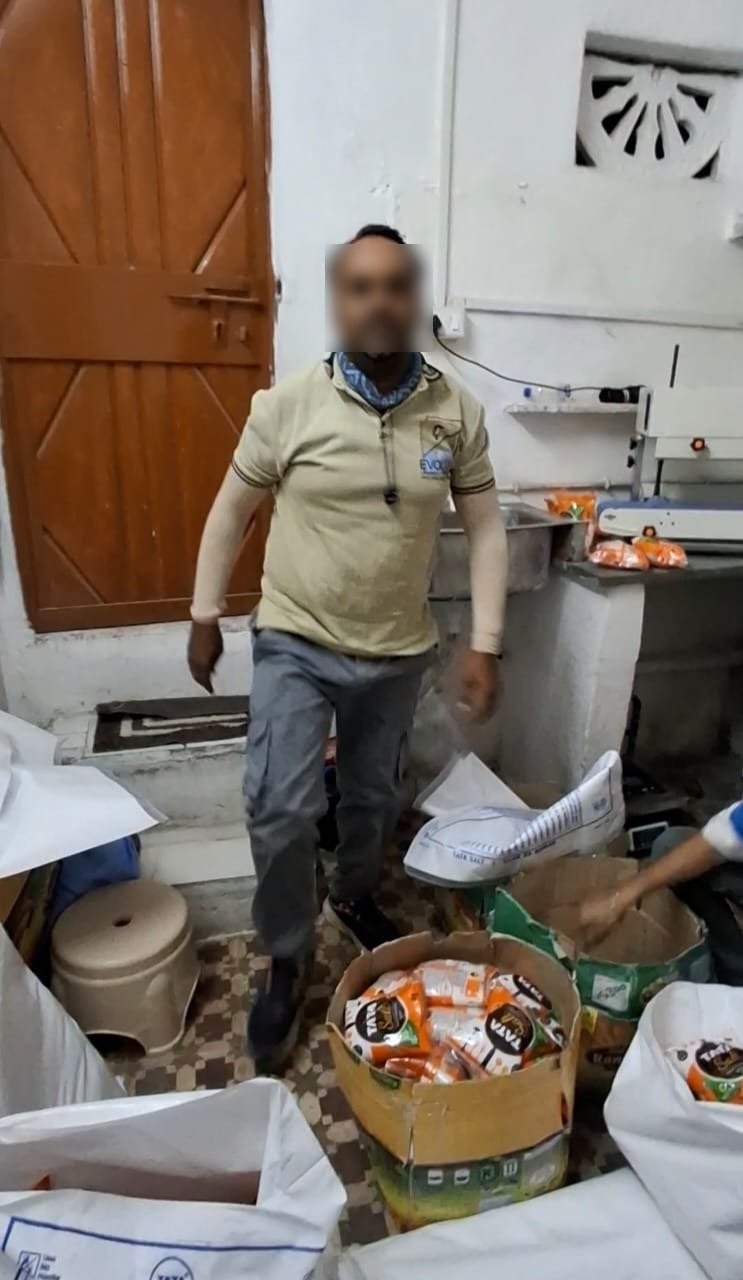 MP News: इंदौर में नकली टाटा नमक फैक्ट्री का भंडाफोड़ 840 पैकेट नकली नमक और भारी मात्रा में कच्चा माल जब्त