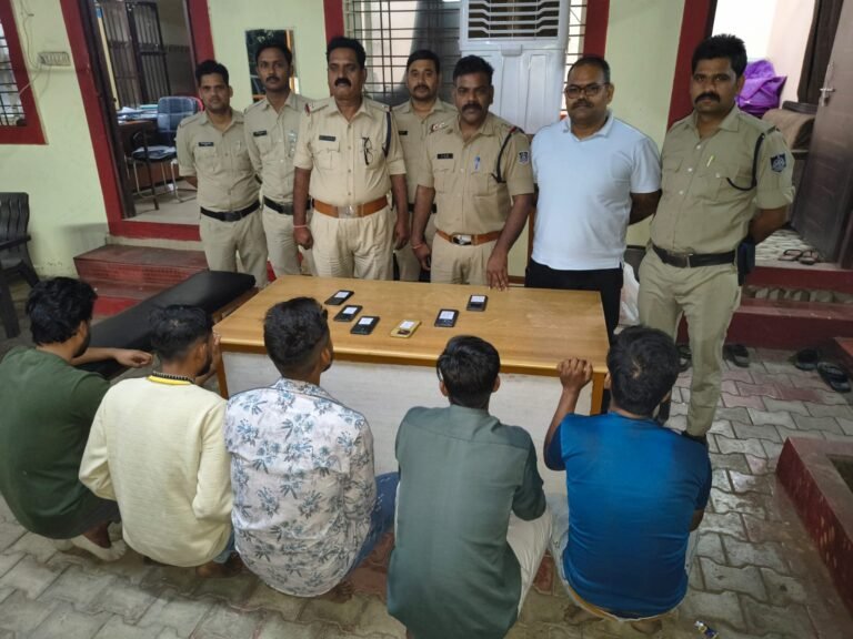 Bhopal Cricket Betting Raid : भोपाल पुलिस की बड़ी स्ट्राइक: कपड़ों की दुकान में चल रहा था सट्टे का अड्डा, 5 शातिर गिरफ्तार