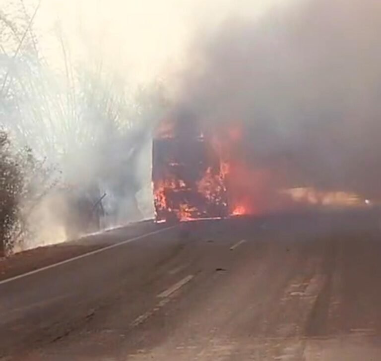 Dewas Bus Fire Accident News : देवास-भोपाल रोड पर धू-धू कर जली यात्री बस: रीवा से सूरत जा रहे यात्री बाल-बाल बचे; टोल प्लाजा के पास मची अफरा-तफरी