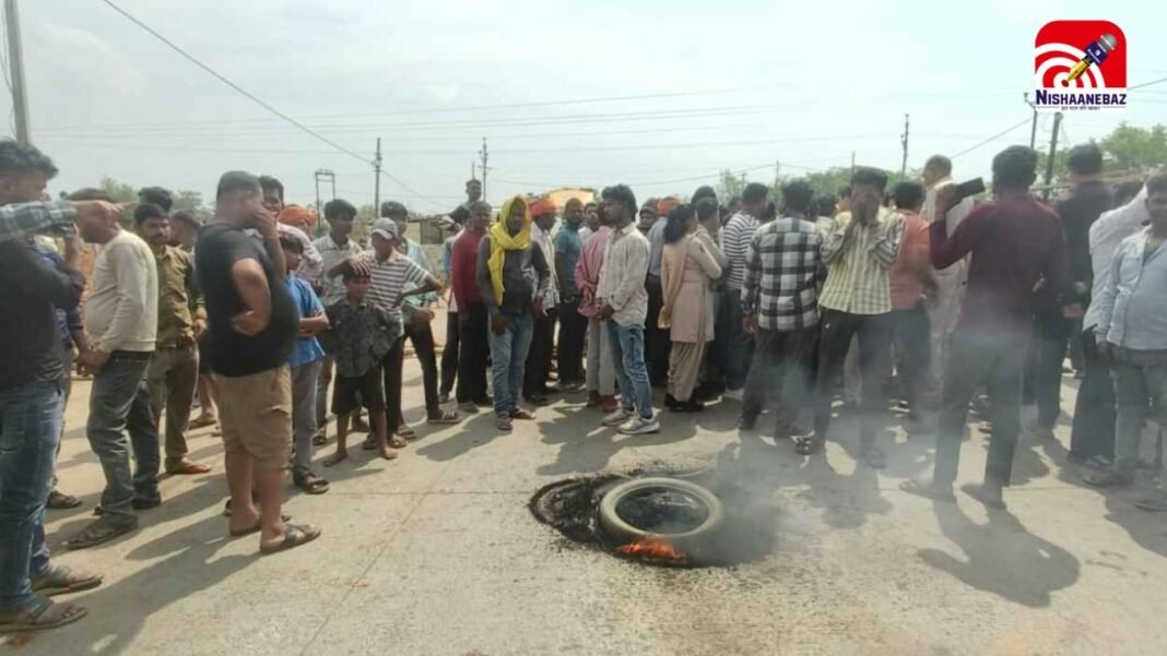 अंबिकापुर : 3 महिलाओं की मौत पर NH-130 पर उग्र प्रदर्शन, टायर जलाकर ग्रामीणों ने किया चक्का जाम