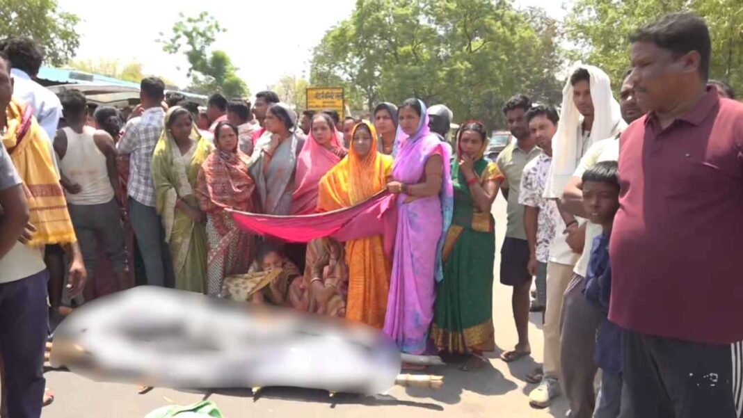 CG News: Ambikapur: खौफनाक मंजर हाथी ने युवक को कुचला, परिजनों ने शव रखकर किया हाईवे जाम