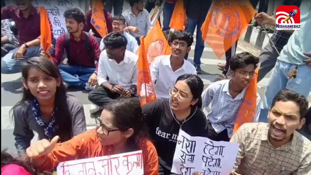 भोपाल में ABVP का हंगामा, शराब दुकान बंद कराने सड़क पर उतरे कार्यकर्ता