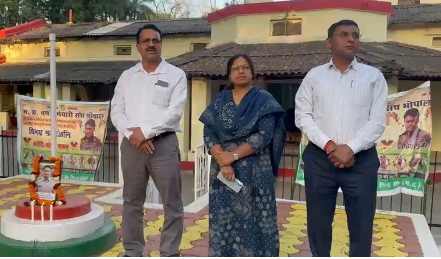 MP News:Sidhi: रेत माफियाओं के खिलाफ सीधी में वन विभाग का कैंडल मार्च, शहीद वनरक्षक को दी श्रद्धांजलि