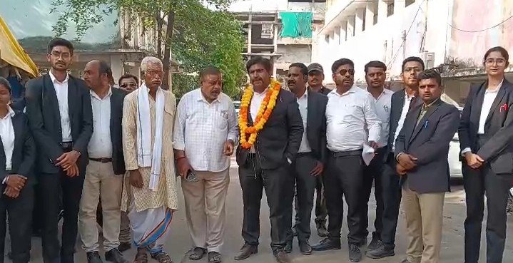 mp news: Rewa: जिला अधिवक्ता संघ चुनाव में सरगर्मी, ध्रुव नारायण शुक्ला ने अध्यक्ष पद के लिए किया नामांकन