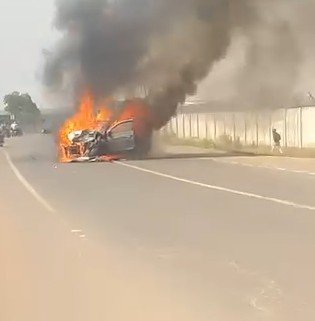 MP NEWS: ग्वालियर चलती CNG कार में अचानक लगी आग, एयरपोर्ट रोड पर मची अफरा-तफरी—सवारों ने कूदकर बचाई जान