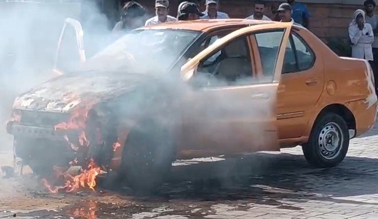 MP News: रीवा में चलती कार में लगी आग, बड़ी पुल के पास मचा हड़कंप, दमकल ने पाया काबू