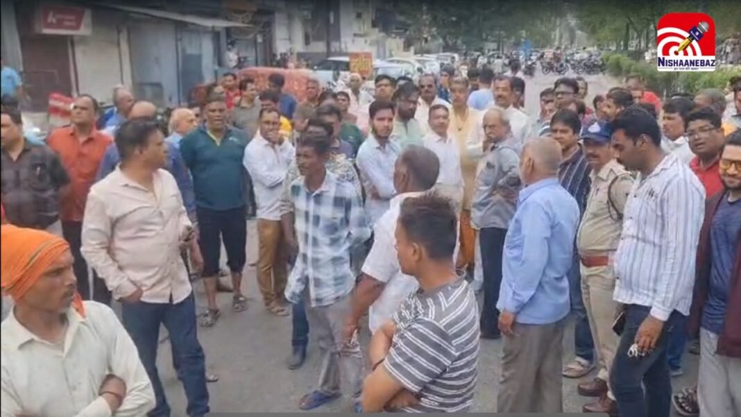 इंदौर में शराब दुकान के खिलाफ बवाल, महिलाओं ने किया चक्का जाम