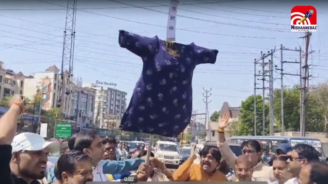 इंदौर में ‘वंदे मातरम’ विवाद: राष्ट्रगीत के मुद्दे पर गरमाई सियासत! बीजेपी का प्रदर्शन, पुतला दहन