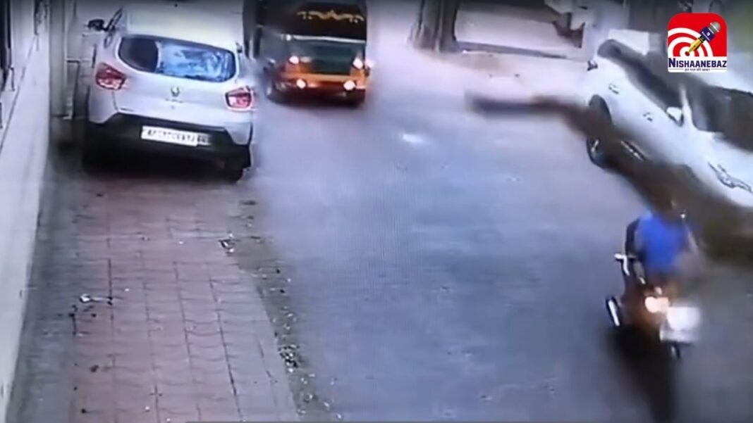 इंदौर में बड़ा हादसा टला! चलते बाइक सवार पर गिरा पेड़, हेलमेट बना जीवनरक्षक