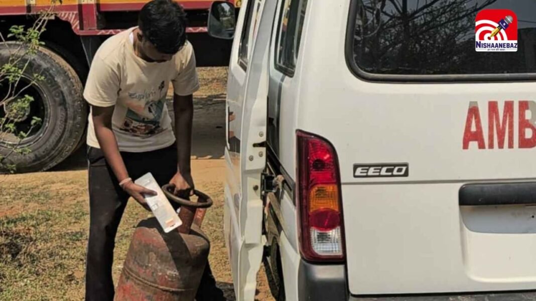 C.G News : जशपुर में मरीजों के लिए बनी एम्बुलेंस से ढोए गए गैस सिलेंडर, वीडियो वायरल