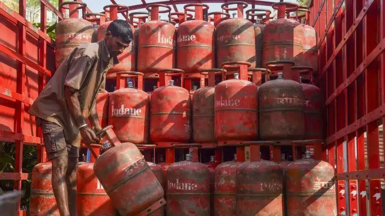Domestic LPG Price Surge Concerns: घरेलू एलपीजी पर तेल कंपनियों का घाटा ₹59,000 करोड़ पार, जानिए क्या महंगे होंगे गैस सिलेंडर?