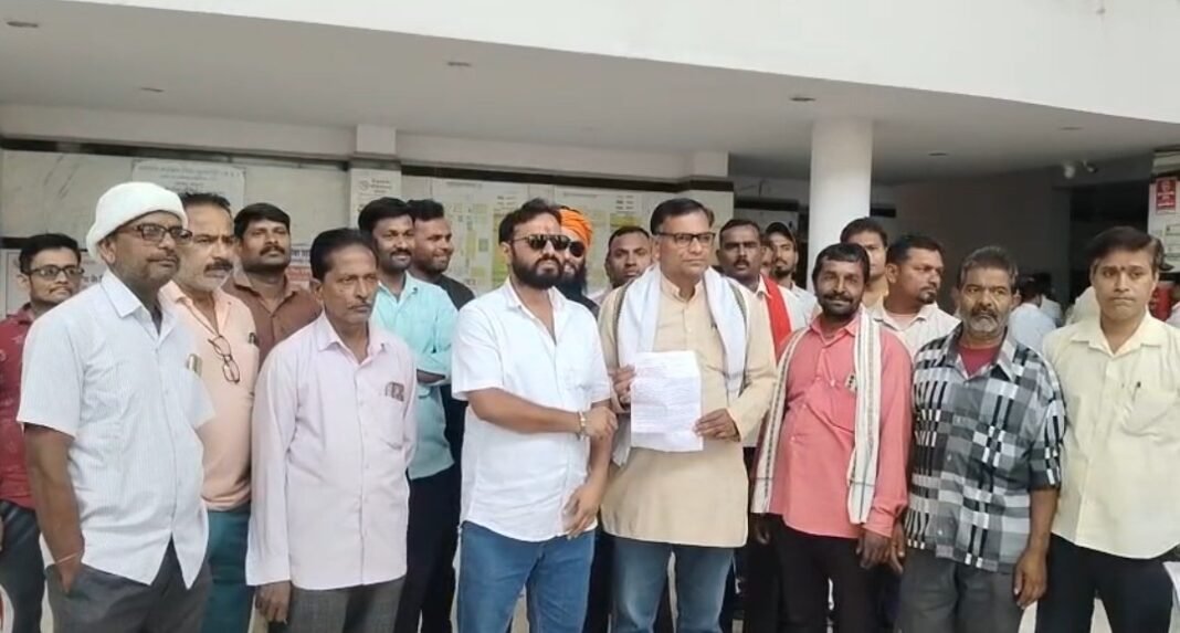 mp news: बुरहानपुर में श्रमिकों का आक्रोश ,मांगें पूरी न होने पर कामबंद हड़ताल की चेतावनी