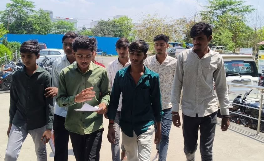 mp news: मकरोहर स्कूल के छात्रों ने कलेक्ट्रेट में लगाई न्याय की गुहार, जांच टीम गठित