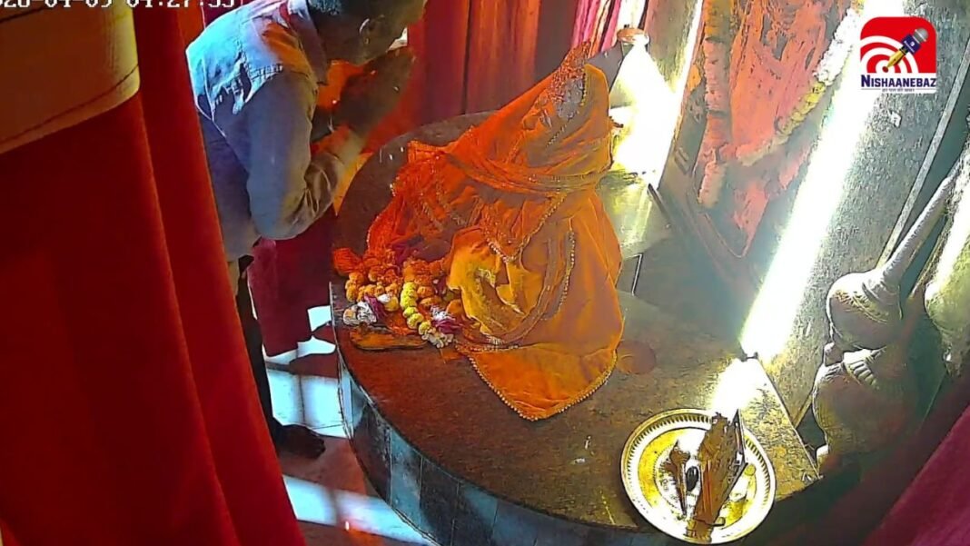 M.P News : सीधी मंदिर में हैरान करने वाली चोरी! जूता उतारकर माथा टेका, फिर चुरा ले गया भगवान का मुकुट