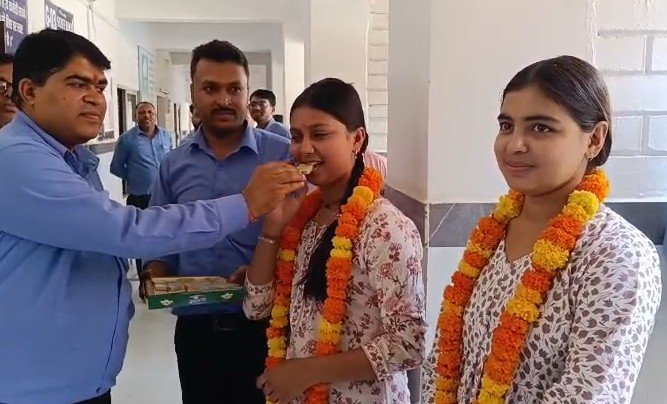 MP Board Result: रीवा की बेटियों का कमाल, सानिया गुप्ता और श्रुति सिंह ने 12वीं में प्रदेश में बनाई जगह