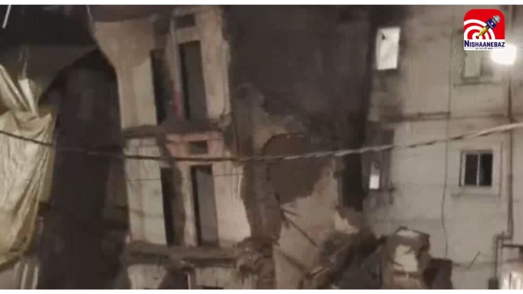 उज्जैन : महाकाल मार्ग पर जर्जर भवन ढहा, मचा हड़कंप