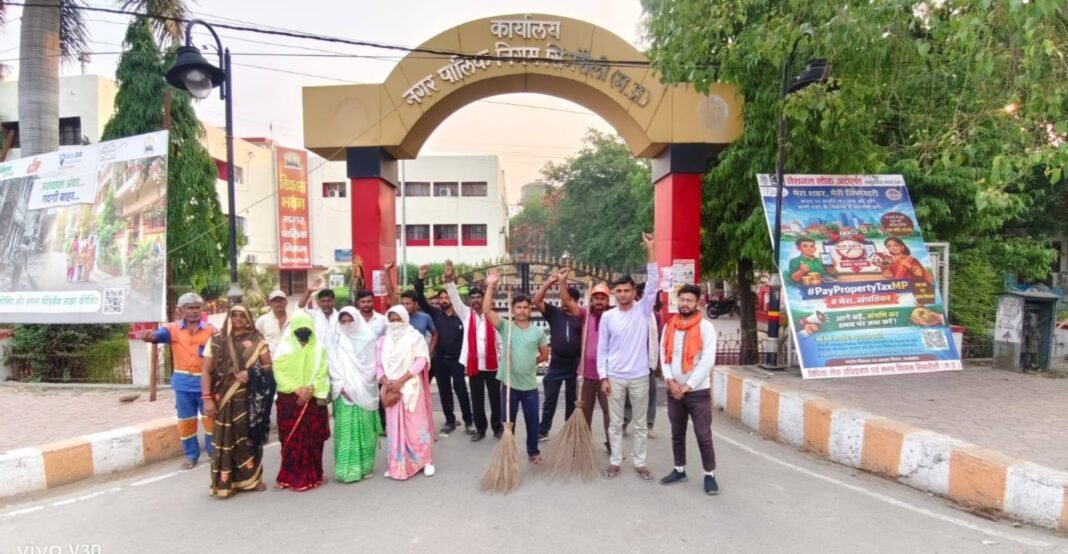 सिंगरौली में सफाई कर्मचारियों की हड़ताल के बीच महापौर के चुनावी वादों पर उठे सवाल
