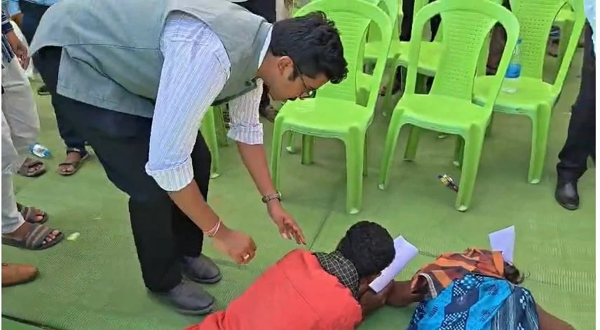Gariaband News : पैर में गिरकर मांगा घर: शर्मनाक! राष्ट्रपति के दत्तक पुत्र को पैर में गिरकर मांगना पड़ रहा घर, सुशासन तिहार में पति-पत्नी ने कर दिया भावुक, देखें वीडियो