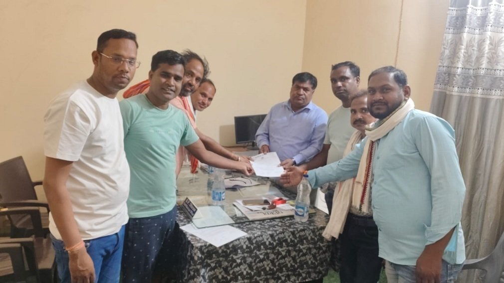 Janjgir Champa News :चार दिन में पानी नहीं तो घेराव और उग्र आंदोलन: पेयजल संकट को लेकर नगर कांग्रेस ने सीएमओ को सौंपा ज्ञापन