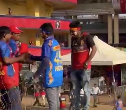 IPL in Raipur : रायपुर में IPL का क्रेज: टूटा पैर, फिर भी दोस्त के कंधे पर बैठकर मैच देखने पहुंचा फैन