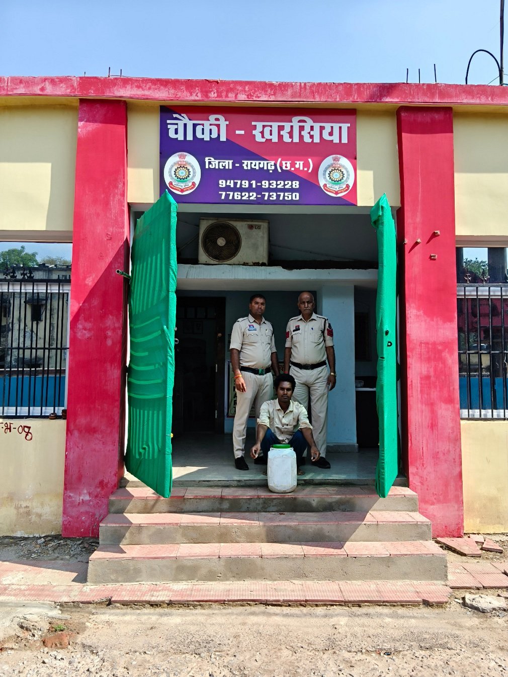 Raigarh Crime News: ऑपरेशन आघात” के तहत धरमजयगढ़ और खरसिया पुलिस की अवैध शराब पर कार्रवाई, दो आरोपियों से 40 लीटर महुआ शराब जब्त