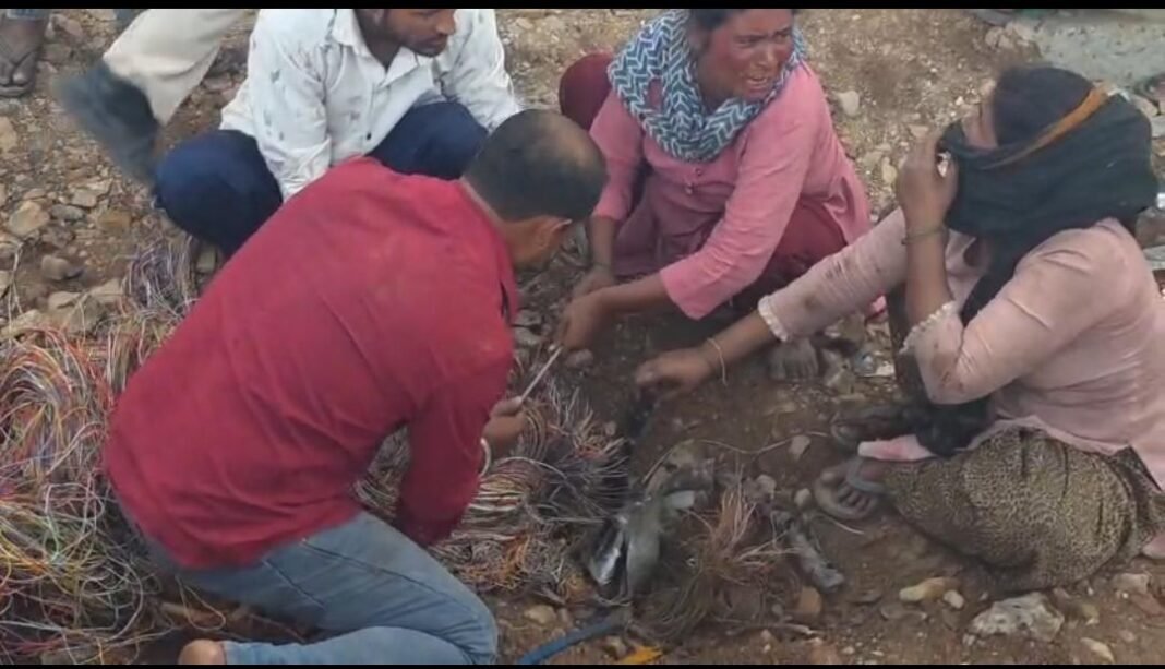katni-tamba-chori-sewer:कटनी में ‘तांबा लूट’ का खेल: सीवर गड्ढे में उतरकर केबल काटते दिखे लोग, पुलिस भी बेबस