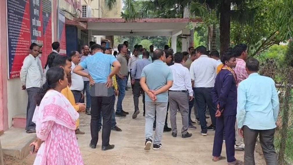 Ambikapur News :विधायक-नायब तहसीलदार विवाद में FIR: विधायक पर गैर जमानती धाराएं, तहसीलदार पर जमानती केस दर्ज